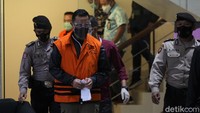 Mensos Juliari Batubara disangkakan melanggar Pasal 12 huruf a atau Pasal 12 huruf b atau Pasal 11 Undang-Undang Nomor 31 Tahun 1999 tentang Pemberantasan Tindak Pidana Korupsi sebagaimana telah diubah dengan Undang-Undang Nomor 20 Tahun 2001 tentang Perubahan Atas Undang-Undang Nomor 31 Tahun 1999 tentang Pemberantasan Tindak Pidana Korupsi Jo Pasal 55 ayat 1 ke-1 KUHP.