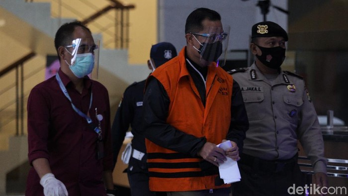 Mensos Juliari Batubara ditetapkan KPK sebagai tersangka. Ia terjerat kasus dugaan suap bantuan Corona.