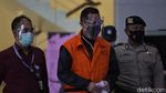 Diborgol dan Berompi Tahanan, Mensos Juliari Batubara Ditahan KPK