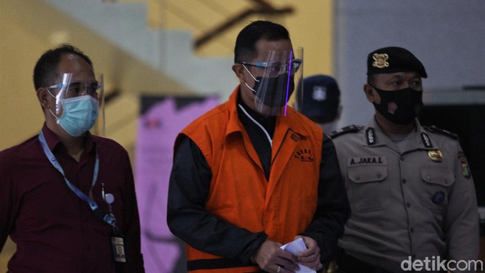 Diborgol dan Berompi Tahanan, Mensos Juliari Batubara Ditahan KPK Mensos Juliari Batubara ditetapkan KPK sebagai tersangka. Ia terjerat kasus dugaan suap bantuan Corona.