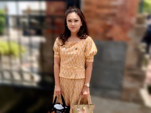 Pengalaman Istri Mensos Juliari Batubara Saat Ikut Beri Bansos untuk Warga