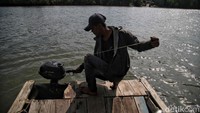 Warga yang hendak menggunakan rakit untuk menyeberangi sungai diharuskan membayar Rp 5.000 untuk satu kali penyeberangan.