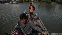 Disarankan bagi yang ingin menyeberang menggunakan rakit ini baiknya dilakukan di waktu pagi dan siang hari.  