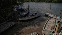 Saat berkunjung ke pulau yang berada di area terluar Indonesia itu, tim detikcom pun berkesempatan untuk mencoba menggunakan rakit.