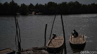Rakit menjadi transportas warga di Pulau Rupat, Bengkalis, Riau, dalam beraktivitas.