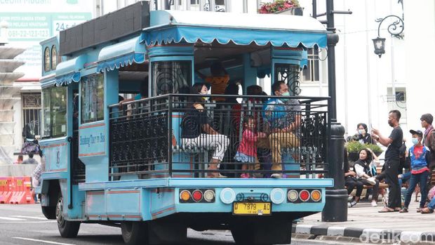 Jalan Asia Afrika Bandung Ramai Wisatawan