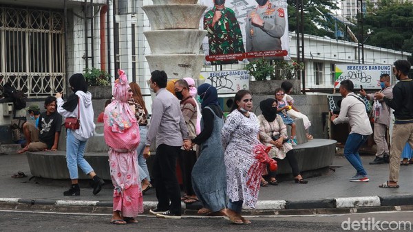 Tak hanya berswafoto di spot-spot foto yang ada di jalan tersebut, ada juga wisatawan yang berswafoto dengan orang yang mengenakan cosplay hantu. (Wisma Putra/detikTravel) Tak hanya berswafoto di spot-spot foto yang ada di jalan tersebut, ada juga wisatawan yang berswafoto dengan orang yang mengenakan cosplay hantu. (Wisma Putra/detikTravel)