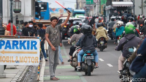 Jalan Asia Afrika Bandung Ramai Wisatawan