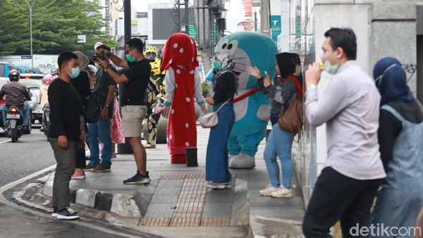 Masih dijumpai juga ada wisatawan yang dengan sengaja menurunkan maskernya, ke leher dan ke dagu. Sebelumnya, Wali Kota Bandung Oded M Danial melarang wisawatan datang ke Kota Bandung karena saat ini Bandung ada di zona merah. (Wisma Putra/detikTravel) Masih dijumpai juga ada wisatawan yang dengan sengaja menurunkan maskernya, ke leher dan ke dagu. Sebelumnya, Wali Kota Bandung Oded M Danial melarang wisawatan datang ke Kota Bandung karena saat ini Bandung ada di zona merah. (Wisma Putra/detikTravel)