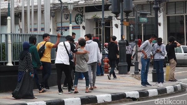 Pantauan detikTravel di lokasi, hari Minggu (6/12/2020) ini, tampak wisatawan berlalu-lalang di Jalan Asia Afrika untuk berswafoto dan berwisata seperti biasa. (Wisma Putra/detikTravel) Pantauan detikTravel di lokasi, hari Minggu (6/12/2020) ini, tampak wisatawan berlalu-lalang di Jalan Asia Afrika untuk berswafoto dan berwisata seperti biasa. (Wisma Putra/detikTravel)