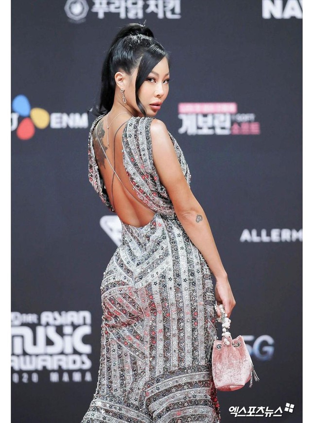 Sebagai soloist yang penuh percaya diri, Jessi tak pernah ragu memamerkan kulit cokelatnya. Aura bold dan seksi khasnya makin menonjol dengan warna kulit eksotis. Foto: dok. Instagram @jessicah_o