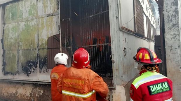 Kebakaran gudang pabrik teh Dandang