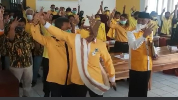 Ketua DPD I Golkar Sulsel Tegur Kader yang Tak Kompak saat Foto Bersama