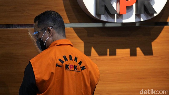 Mensos Juliari Batubara ditetapkan KPK sebagai tersangka kasus suap bansos Corona. KPK pun buka suara soal ancaman hukuman mati terkait korupsi di saat bencana.