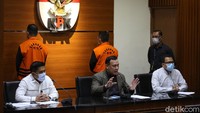 Kedua memang ada ancaman hukum mati. Kita paham juga bahwa pandemi COVID-19 ini dinyatakan oleh pemerintah bahwa ini adalah bencana non alam sehingga tentu kita tidak berhenti sampai di sini apa yang kita lakukan kita masih akan terus bekerja terkait dengan bagaimana mekanisme pengadaan barang jasa untuk bantuan sosial di dalam pandemi COVID-19. Tentu nanti kita akan bekerja berdasarkan keterangan saksi dan bukti apakah bisa masuk ke dalam pasal 2 UU 31 Tahun 99, tutur Firli.