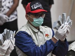 Dua Menteri Jokowi Tersangkut Korupsi: Juliari Menyusul Edhy