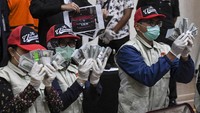 Dari OTT ini, KPK menemukan uang dengan sejumlah pecahan mata uang asing. Masing-masing yaitu sekitar Rp 11,9 miliar, sekitar USD 171,085 dan sekitar SGD 23.000. ANTARA FOTO/Hafidz Mubarak A