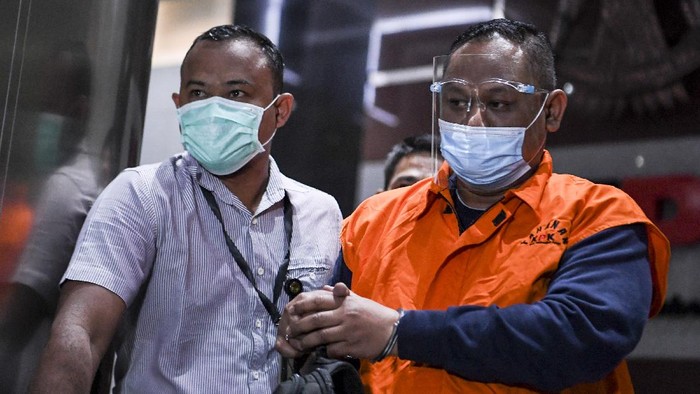 Pejabat Pembuat Komitmen di Kementerian Sosial Matheus Joko Santoso (tengah) berjalan menuju mobil tahanan usai diperiksa di gedung KPK, Jakarta, Minggu (6/12/2020). Matheus Joko Santoso ditahan penyidik KPK usai terjaring dalam operasi tangkap tangan perkara dugaan suap pengadaan bantuan sosial dalam penanganan COVID-19 di Kementerian Sosial. ANTARA FOTO/Hafidz Mubarak A/wsj.
