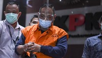 KPK mengatakan, ada uang senilai Rp 8,8 miliar yang diduga untuk keperluan Juliari. Uang tersebut adalah pelaksanaan paket sembako periode ke dua bulan Oktober hingga Desember 2020. Dari hasil tangkap tangan ini ditemukan uang dengan pecahan mata uang rupiah dan mata uang asing, masing-masing sejumlah sekitar Rp 11,9 Miliar, sekitar USD 171,085 dan sekitar SGD 23.000.