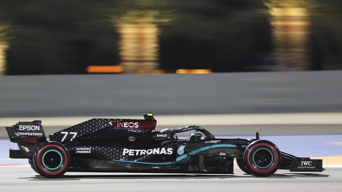 Mercedes driver Valtteri Bottas of Finland in action during the qualifying session at Formula One Bahrain Grand Prix in Sakhir, Bahrain, Saturday, Dec. 5, 2020. (AP Photo/Kamran Jebreili, Pool)