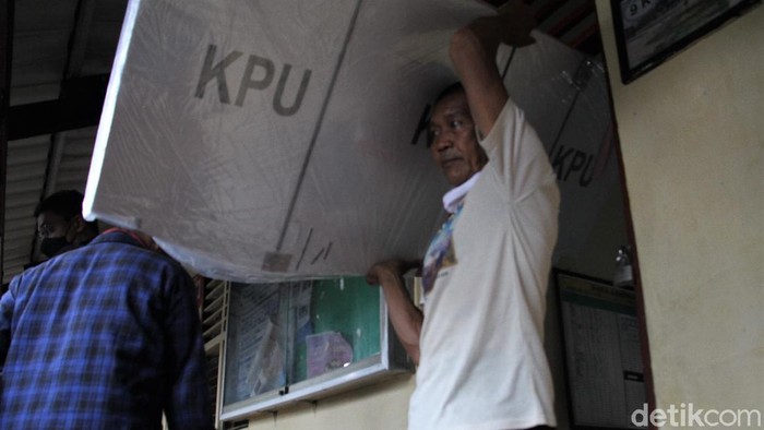Jelang pelaksanaan Pilkada serentak pada 9 Desember 2020 mendatang sejumlah logistik terkait Pilkada mulai didistribusikan. Seperti apa prosesnya?