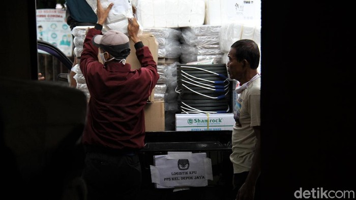Logistik Pilkada Depok Mulai Didistribusikan ke Kelurahan Jelang pelaksanaan Pilkada serentak pada 9 Desember 2020 mendatang sejumlah logistik terkait Pilkada mulai didistribusikan. Seperti apa prosesnya?