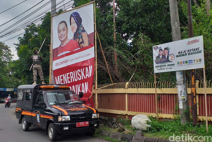 Masuk Massa Tenang, Bawaslu Mulai Bersihkan APK Peserta Pilwali Surabaya