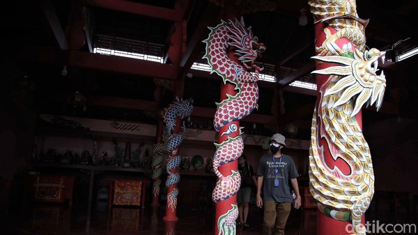 Di bagian dalam terdapat pilar-pilar untuk menopang bagian atap. Pilar-pilar tersebut memiliki arti tersendiri jika dikaitkan dengan arsitektur China. Biasanya pilar-pilarnya terdiri dari 5 jenis yaitu tiang bagian atap, tiang emas, tiang dalam, tiang pusat, dan tiang pendek. Di bagian dalam terdapat pilar-pilar untuk menopang bagian atap. Pilar-pilar tersebut memiliki arti tersendiri jika dikaitkan dengan arsitektur China. Biasanya pilar-pilarnya terdiri dari 5 jenis yaitu tiang bagian atap, tiang emas, tiang dalam, tiang pusat, dan tiang pendek.