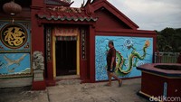 Di bagian depan terdapat tempat pembakaran kertas berbentuk segi enam. Berhadapan dengan pintu masuk terdapat tembok yang dihiasi dengan relief qilin (hewan berbadan rusa, berekor sapi dan bersisik). Hewan lain yang dijadikan sebagai hiasan adalah Siam Si (hewan api bentuknya seperti kodok berkaki tiga). Kemudian juga terdapat gambar naga yang melambangkan langit (yang) dan cendrawasih sebagai lambang bumi (yin). Dalam kelenteng tersebut terdapat dewa-dewa yang dipercaya oleh suku Tionghoa.