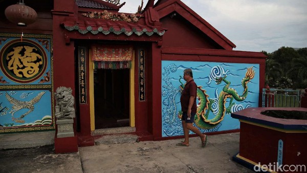 Di bagian depan terdapat tempat pembakaran kertas berbentuk segi enam. Berhadapan dengan pintu masuk terdapat tembok yang dihiasi dengan relief qilin (hewan berbadan rusa, berekor sapi dan bersisik). Hewan lain yang dijadikan sebagai hiasan adalah Siam Si (hewan api bentuknya seperti kodok berkaki tiga). Kemudian juga terdapat gambar naga yang melambangkan langit (yang) dan cendrawasih sebagai lambang bumi (yin). Dalam kelenteng tersebut terdapat dewa-dewa yang dipercaya oleh suku Tionghoa. Di bagian depan terdapat tempat pembakaran kertas berbentuk segi enam. Berhadapan dengan pintu masuk terdapat tembok yang dihiasi dengan relief qilin (hewan berbadan rusa, berekor sapi dan bersisik). Hewan lain yang dijadikan sebagai hiasan adalah Siam Si (hewan api bentuknya seperti kodok berkaki tiga). Kemudian juga terdapat gambar naga yang melambangkan langit (yang) dan cendrawasih sebagai lambang bumi (yin). Dalam kelenteng tersebut terdapat dewa-dewa yang dipercaya oleh suku Tionghoa.