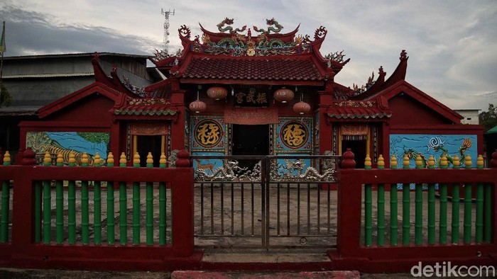Kelenteng Cin Buk Kiong disebut sebagai kelenteng tertua di Pulau Rupat. Kelenteng itu diketahui sudah berdiri 123 tahun yang lalu. Seperti apa potretnya?