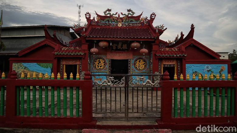 Melihat Lebih Dekat Kelenteng Tertua di Pulau Perbatasan Rupat Kelenteng Cin Buk Kiong disebut sebagai kelenteng tertua di Pulau Rupat. Kelenteng itu diketahui sudah berdiri 123 tahun yang lalu. Seperti apa potretnya?