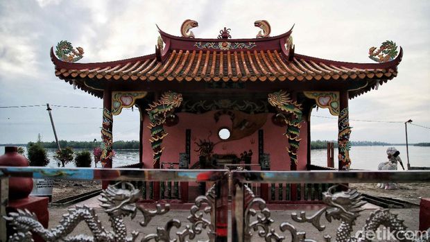 Kelenteng Cin Buk Kiong disebut sebagai kelenteng tertua di Pulau Rupat. Kelenteng itu diketahui sudah berdiri 123 tahun yang lalu. Seperti apa potretnya?