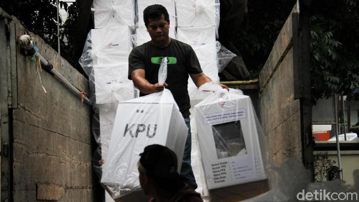 Jelang pelaksanaan Pilkada serentak sejumlah logistik terkait Pilkada mulai didistribusikan. Ratusan kotak suara pun mulai didistribusikan ke kecamatan di Depok