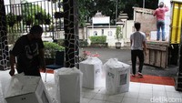 Proses pendistribusian ke setiap TPS ini ditargetkan selesai H-1 penyelenggaraan Pilkada Depok.