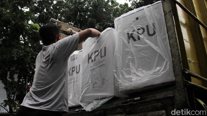 Jelang pelaksanaan Pilkada serentak sejumlah logistik terkait Pilkada mulai didistribusikan. Ratusan kotak suara pun mulai didistribusikan ke kecamatan di Depok