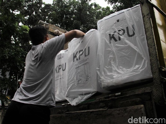 Jelang pelaksanaan Pilkada serentak sejumlah logistik terkait Pilkada mulai didistribusikan. Ratusan kotak suara pun mulai didistribusikan ke kecamatan di Depok