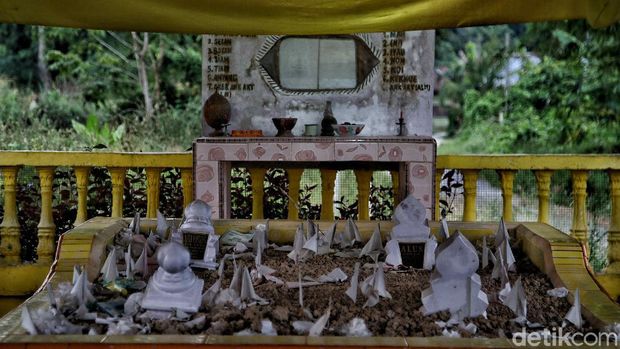 Orang akit atau orang akik merupakan kelompok masyarakat yang tinggal di kawasan Rupat, Riau. Seperti apa kehidupan mereka di salah satu pulau terluar RI itu?