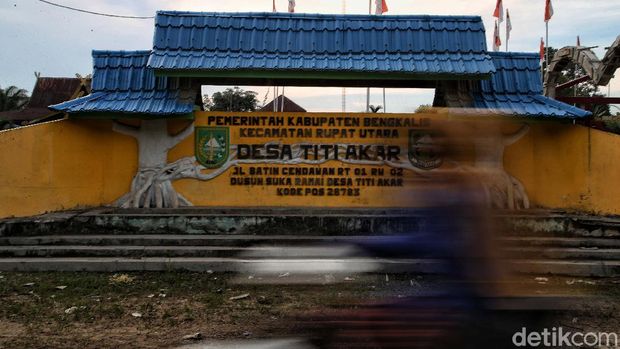 Orang akit atau orang akik merupakan kelompok masyarakat yang tinggal di kawasan Rupat, Riau. Seperti apa kehidupan mereka di salah satu pulau terluar RI itu?