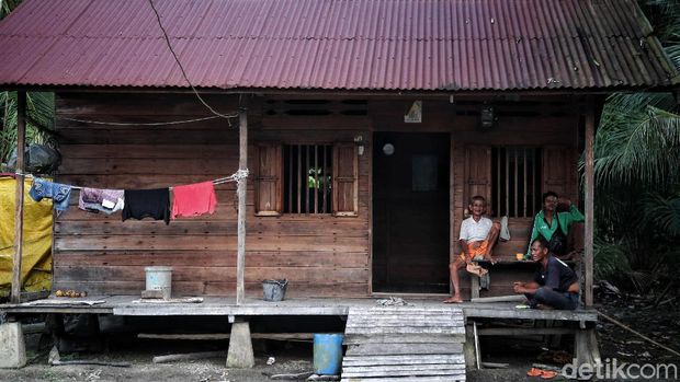 Orang akit atau orang akik merupakan kelompok masyarakat yang tinggal di kawasan Rupat, Riau. Seperti apa kehidupan mereka di salah satu pulau terluar RI itu?