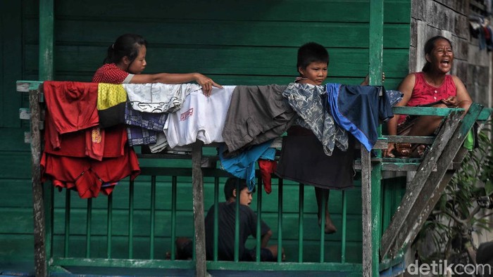 Orang akit atau orang akik merupakan kelompok masyarakat yang tinggal di kawasan Rupat, Riau. Seperti apa kehidupan mereka di salah satu pulau terluar RI itu?