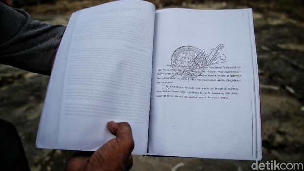 Orang akit atau orang akik merupakan kelompok masyarakat yang tinggal di kawasan Rupat, Riau. Seperti apa kehidupan mereka di salah satu pulau terluar RI itu?