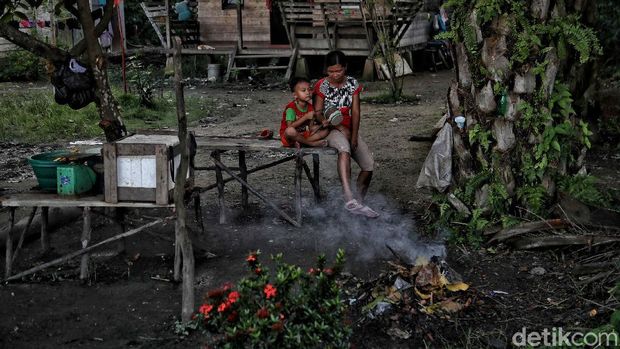 Orang akit atau orang akik merupakan kelompok masyarakat yang tinggal di kawasan Rupat, Riau. Seperti apa kehidupan mereka di salah satu pulau terluar RI itu?