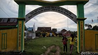 Oleh sebab itu mereka diajak bekerja sama memerangi Belanda yang pada zaman itu sering menangkapi orang akit untuk dijadikan budak. Gangguan orang akit pada zaman kolonial itu dicatat Belanda sebagai perompak laut yang sulit untuk ditumpas habis.