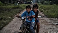Dua orang anak tampak bermain di kawasan Desa Titi Akar, Rupat Utara, Bengkalis, Riau.