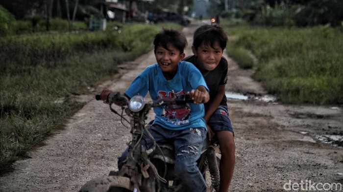 Menelusuri Jejak Sejarah Suku Asli di Pulau Rupat Orang akit atau orang akik merupakan kelompok masyarakat yang tinggal di kawasan Rupat, Riau. Seperti apa kehidupan mereka di salah satu pulau terluar RI itu?