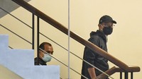 Kehadiran Juliari Batubara juga tampak didampingi oleh sejumlah orang. Kedatangannya ke KPK itu usai KPK melakukan OTT terhadap sejumlah pejabat di Kementerian Sosial terkait dugaan tindak pidana korupsi Dana Bantuan Sosial (Bansos) penanganan COVID-19. Sebelumnya, KPK telah menetapkan 5 orang tersangka dalam kasus korupsi bansos Corona. 3 orang tersangka kemudian ditahan di rutan KPK.