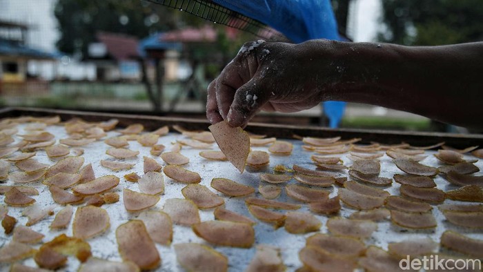 Meraup Cuan Lewat Bisnis Kerupuk Ikan di Perbatasan