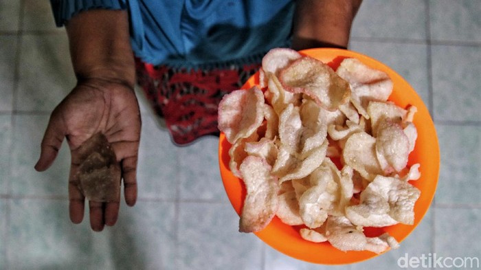 Bisnis makanan olahan dari hasil laut cukup menjanjikan untuk meraup cuan. Seperti halnya Cik Selly di Pulau Rupat yang kumpulkan cuan lewat usaha kerupuk ikan.