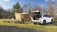 Untuk desain buritan, desainer telah memperbarui kaca depan ganda dari model sebelumnya menjadi kaca depan tunggal untuk gaya yang ramping dan memberikan visibilitas belakang yang lebih jelas. Lampu belakang tiga dimensi ECLIPSE CROSS yang ikonik ditempatkan pada posisi yang lebih tinggi untuk tampilan khas yang juga mudah dilihat di jalan. Foto: Dok. Mitsubishi